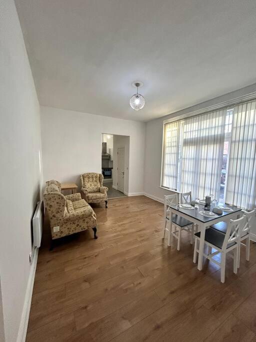 Leicester Spacious Flat With Free Parking Экстерьер фото